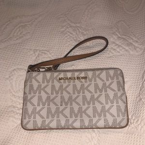 micheal kors wristlet